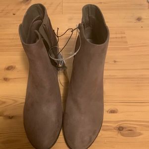 NWT Women Ankle Boot - Taupe